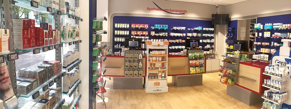 Innenaufnahme der Apotheke am Europaplatz in Siegburg. Zu sehen sind Verkaufsregale mit Arzneimitteln und Pflegeprodukten, sowie die moderne Offizin m